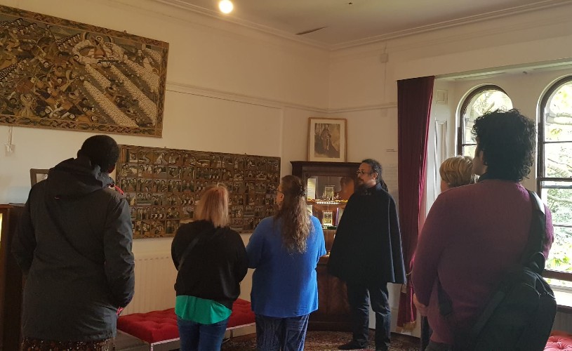 Ras Benji leading a tour in the Fairfield House museum